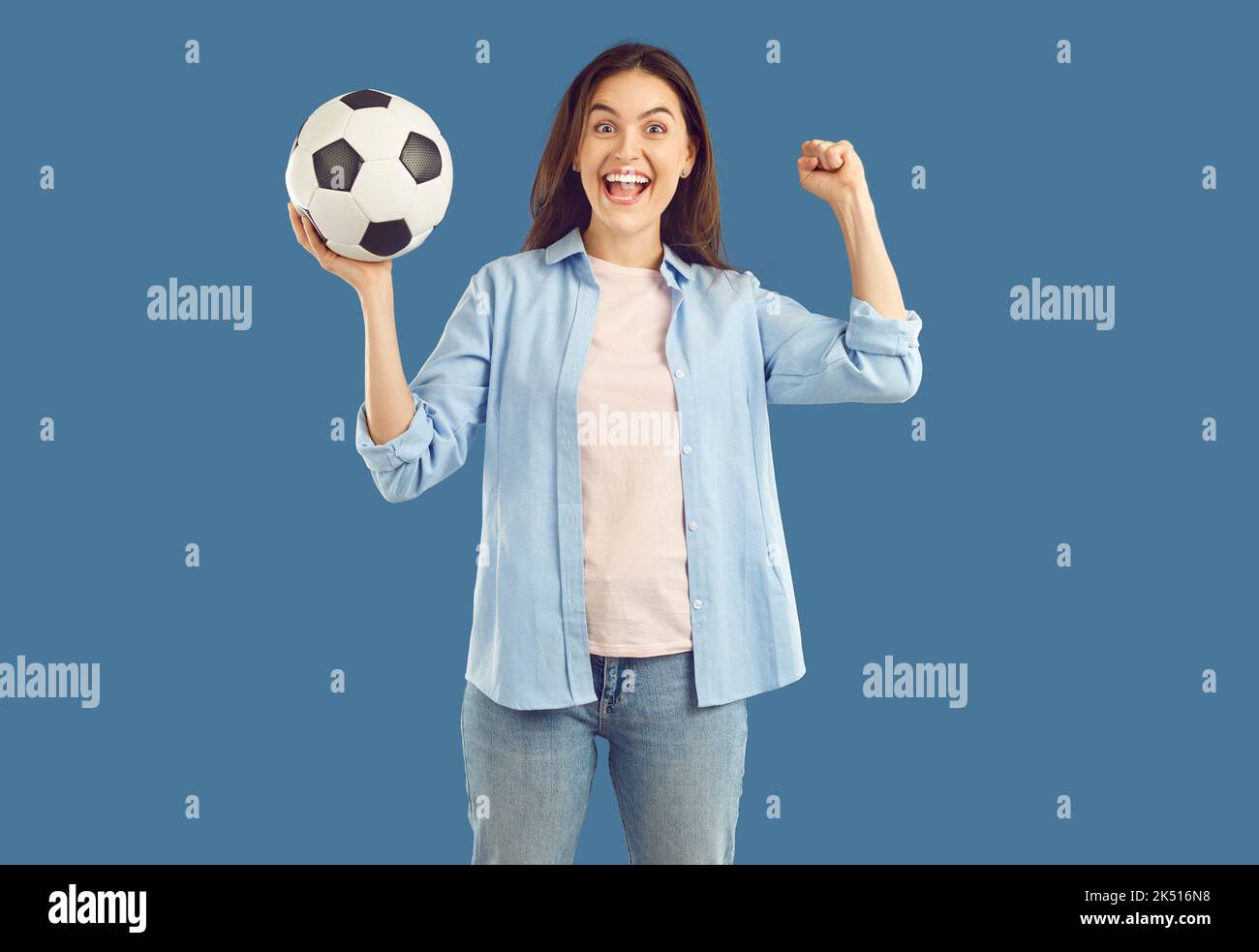 Ritratto di donna entusiasta che sostiene la sua squadra di calcio preferita durante la partita di coppa del mondo. Foto Stock