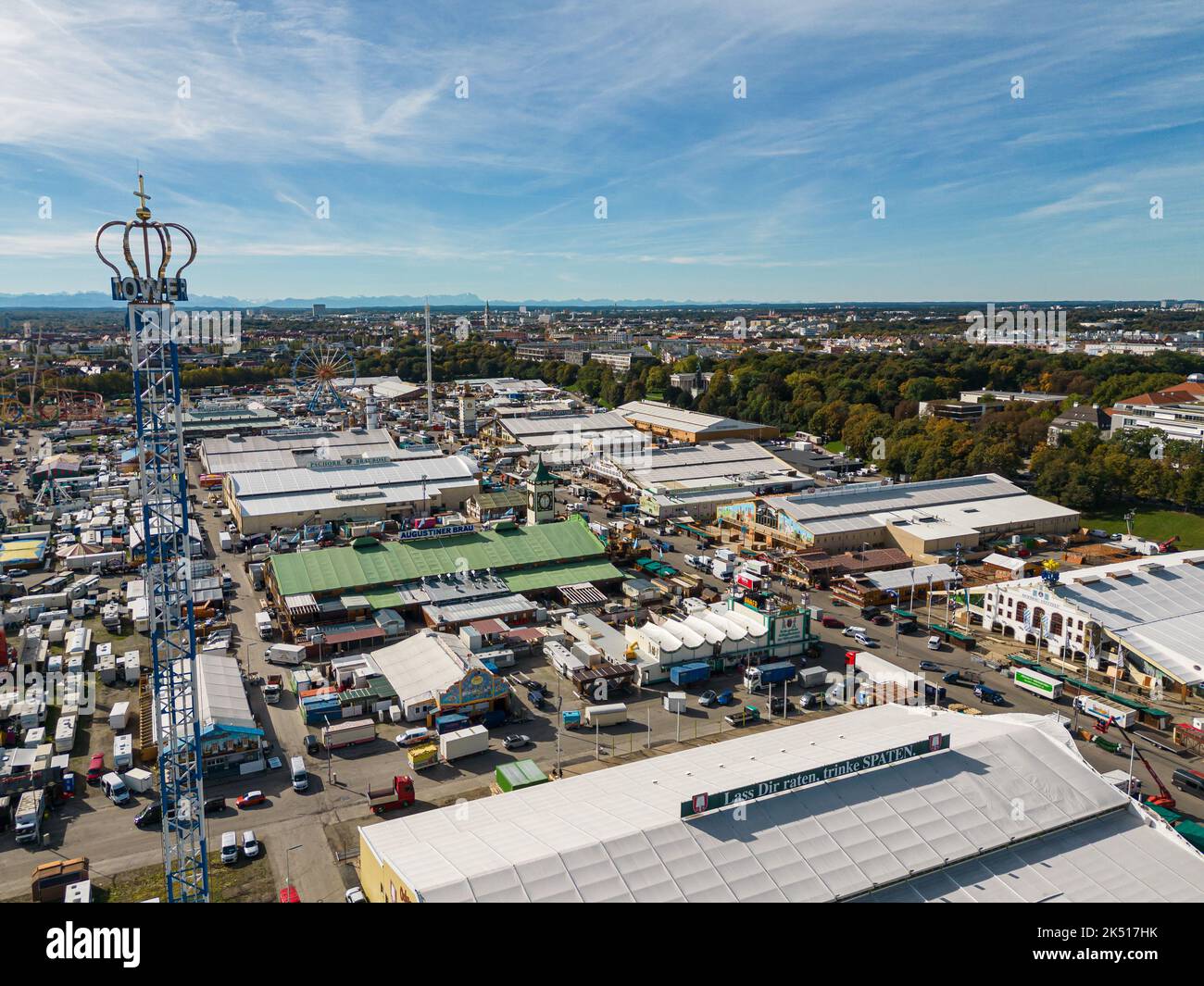 MONACO di Baviera, GERMANIA - OKTOBER 5, 2022: Tearddown dell'Oktoberfest sul Theresienwiese. Più di 600 fornitori devono smantellare le loro cabine e tende. Foto Stock