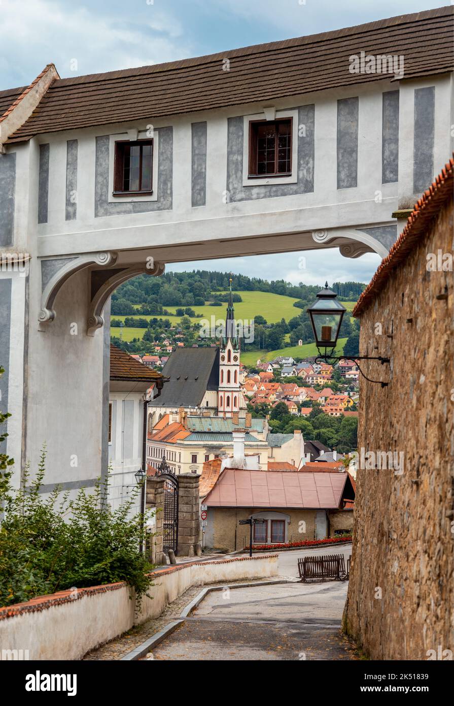 La vista della chiesa di San Vito e della città di Cesky Krumlov dal cortile del castello incorniciato dal Ponte di Cloak. Český Krumlov, Boemia meridionale, Repubblica Ceca Foto Stock