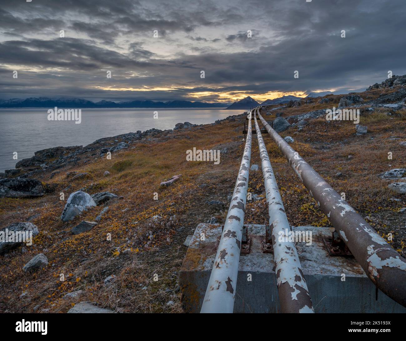 Servizi di pubblica utilità a terra sulla tundra vicino all'Oceano Artico a Pond Inlet (Mittimatalik), Nunavut, Canada Foto Stock