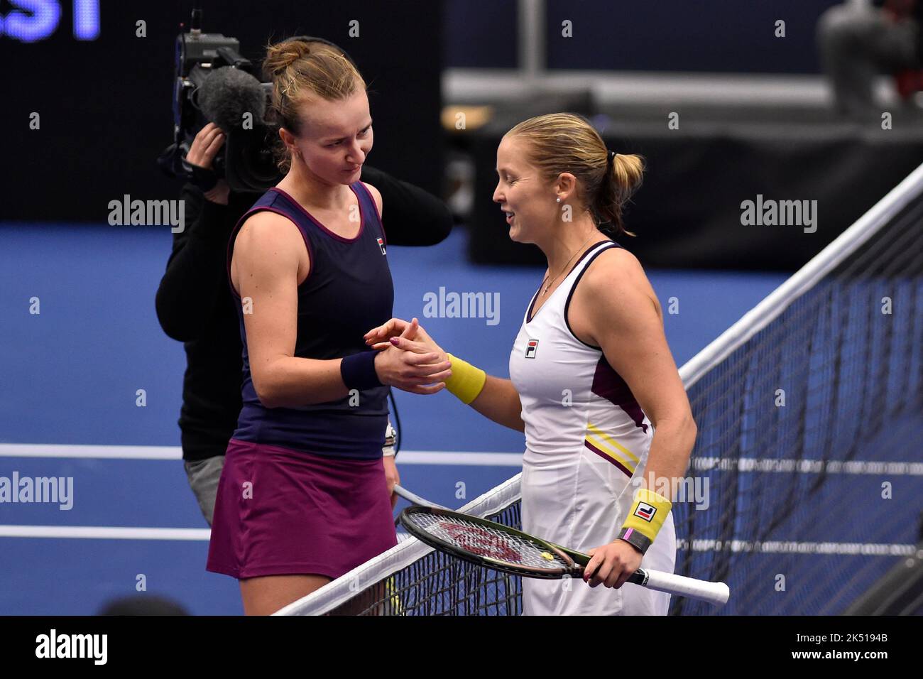 Ostrava, Repubblica Ceca. 05th Ott 2022. Barbora Krejcikova (ceco), a sinistra, saluta Shelby Rogers (USA), a destra, durante il torneo femminile di tennis WTA Agel Open 2022, il 5 ottobre 2022, a Ostrava, Repubblica Ceca. Credit: Jaroslav Ozana/CTK Photo/Alamy Live News Foto Stock