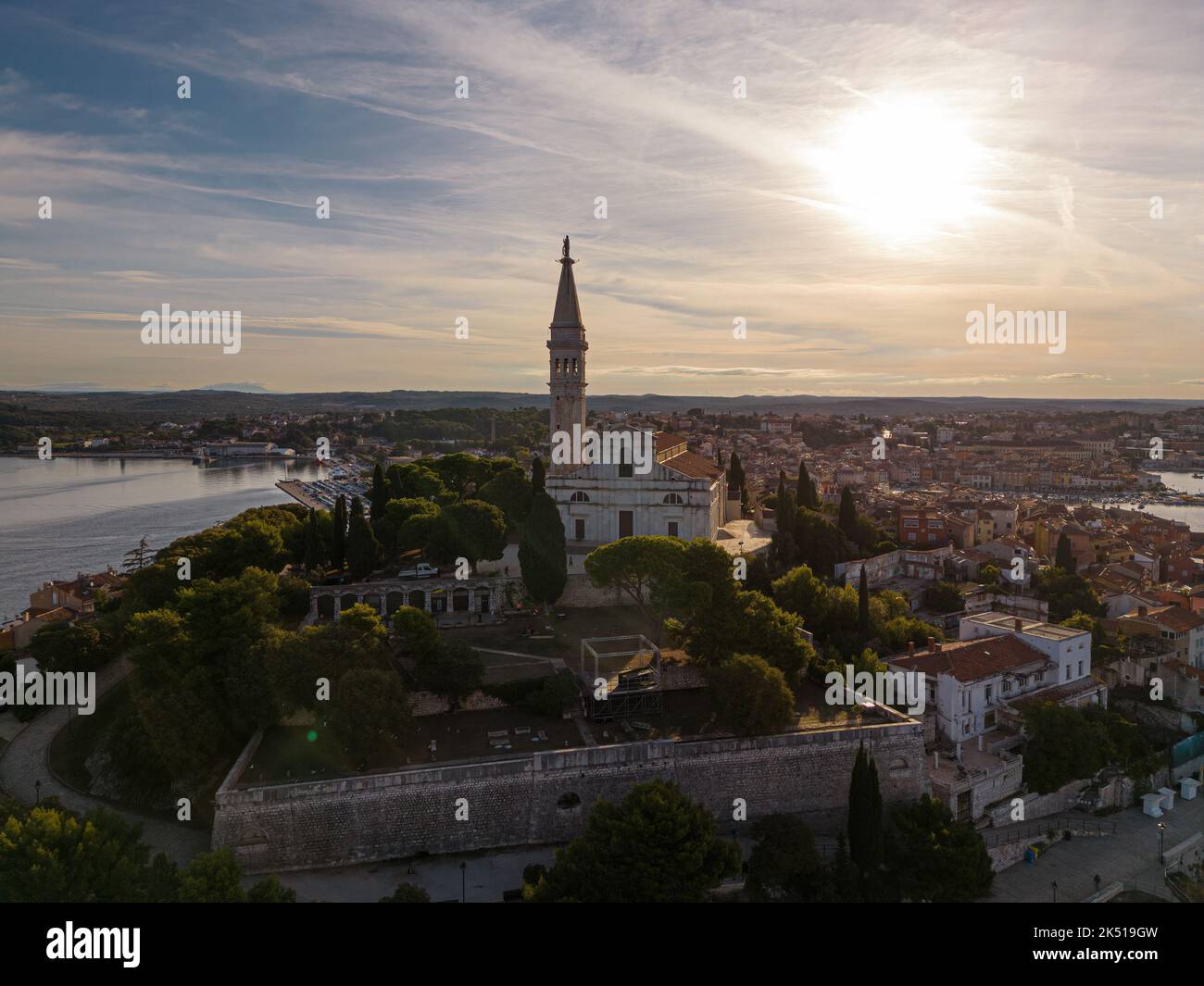 Chiesa di Sant'Eufemia campanile che domina la città di Rovigno circondato dal mare. Foto Stock