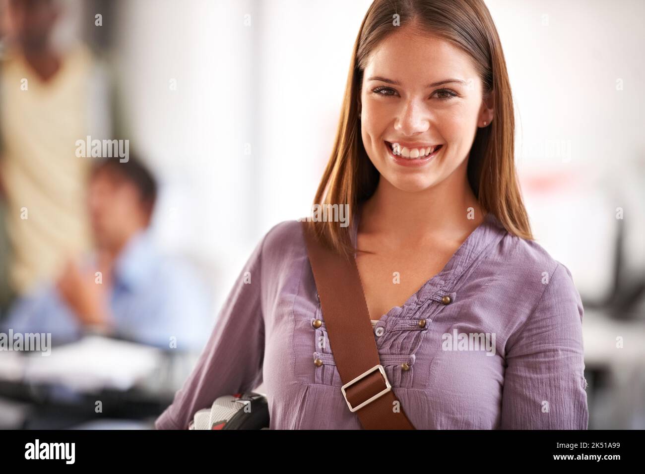Dipendente ambizioso in un'agenzia creativa. Ritratto di una giovane imprenditrice ambiziosa sorridente a voi accanto al copyspace. Foto Stock