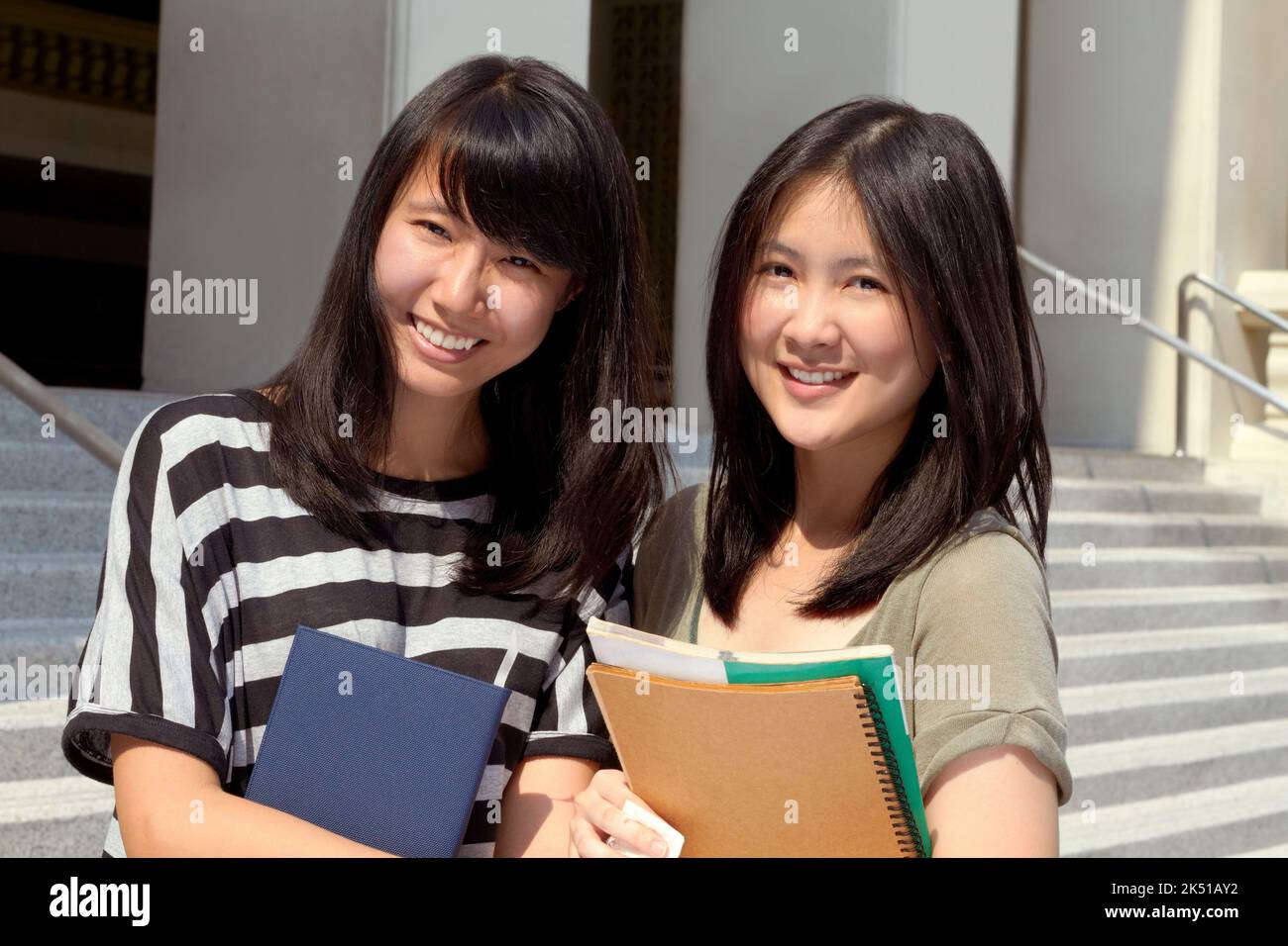 La vita del campus è fantastica. Ritratto di due studentesse in piedi insieme nel campus. Foto Stock