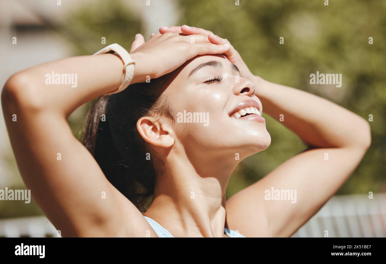 Viso, relax e donna al sole felice con il tempo libero all'aperto e tranquilla pausa per il benessere mentale. Stress libero ragazza latino con rilassato, ottimista e. Foto Stock