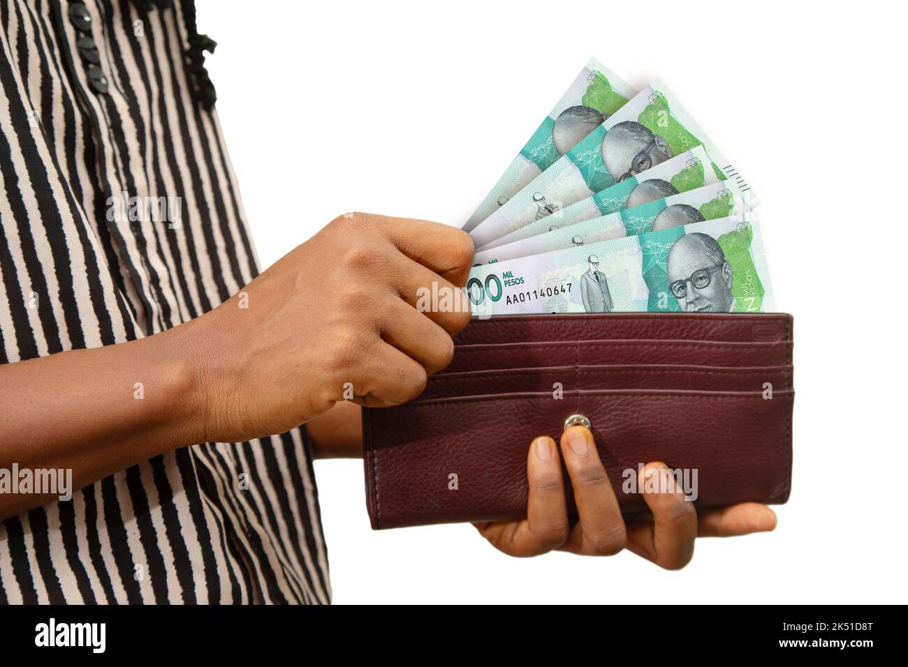 Mano donna leale che tiene in mano una borsa marrone con banconote di peso colombiano, mano che rimuove i soldi dalla borsa isolata su sfondo bianco Foto Stock