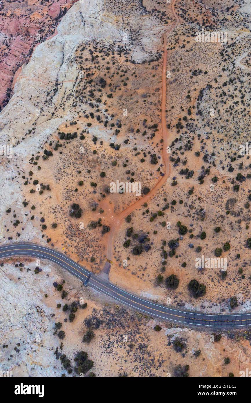 Vista aerea panoramica della lunga autostrada che attraversa il terreno accidentato della Scenic Byway 12 nello Utah in una giornata di sole negli Stati Uniti Foto Stock