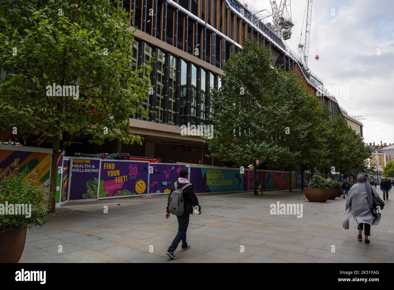 Londra, Regno Unito. 5 ottobre 2022. Il nuovo edificio della sede centrale di Google nel Regno Unito a King’s Cross in costruzione sarà aperto nel 2024 per ospitare 4.000 persone. Gli ultimi conti di Google UK mostrano che il personale ha guadagnato in media più di £385.000 dollari ciascuno nei 18 mesi fino alla fine di dicembre 2021, con un fatturato di 3,4bn milioni di sterline e 1,1bn milioni di dollari di profitti al lordo delle imposte nei 18 mesi fino alla fine di dicembre 2021. La società, che ha riportato un anno e mezzo di risultati finanziari dopo aver spostato il periodo contabile dalla fine di giugno al dicembre dello scorso anno, ha pagato 200m sterline in tasse sulle società britanniche. Credit: Stefano Chung / Alamy Live nuovo Foto Stock