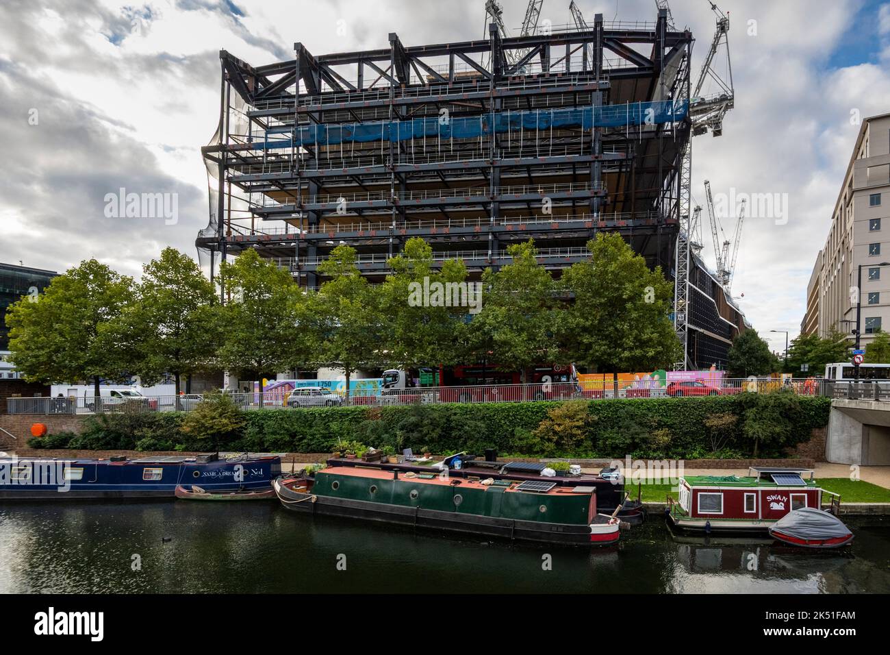 Londra, Regno Unito. 5 ottobre 2022. Il nuovo edificio della sede centrale di Google nel Regno Unito a King’s Cross in costruzione sarà aperto nel 2024 per ospitare 4.000 persone. Gli ultimi conti di Google UK mostrano che il personale ha guadagnato in media più di £385.000 dollari ciascuno nei 18 mesi fino alla fine di dicembre 2021, con un fatturato di 3,4bn milioni di sterline e 1,1bn milioni di dollari di profitti al lordo delle imposte nei 18 mesi fino alla fine di dicembre 2021. La società, che ha riportato un anno e mezzo di risultati finanziari dopo aver spostato il periodo contabile dalla fine di giugno al dicembre dello scorso anno, ha pagato 200m sterline in tasse sulle società britanniche. Credit: Stefano Chung / Alamy Live nuovo Foto Stock