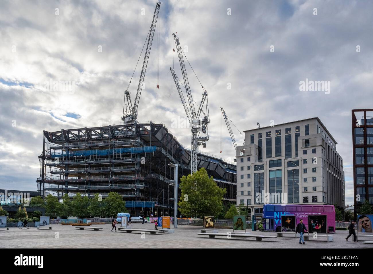 Londra, Regno Unito. 5 ottobre 2022. Il nuovo edificio della sede centrale di Google nel Regno Unito a King’s Cross in costruzione sarà aperto nel 2024 per ospitare 4.000 persone. Gli ultimi conti di Google UK mostrano che il personale ha guadagnato in media più di £385.000 dollari ciascuno nei 18 mesi fino alla fine di dicembre 2021, con un fatturato di 3,4bn milioni di sterline e 1,1bn milioni di dollari di profitti al lordo delle imposte nei 18 mesi fino alla fine di dicembre 2021. La società, che ha riportato un anno e mezzo di risultati finanziari dopo aver spostato il periodo contabile dalla fine di giugno al dicembre dello scorso anno, ha pagato 200m sterline in tasse sulle società britanniche. Credit: Stefano Chung / Alamy Live nuovo Foto Stock