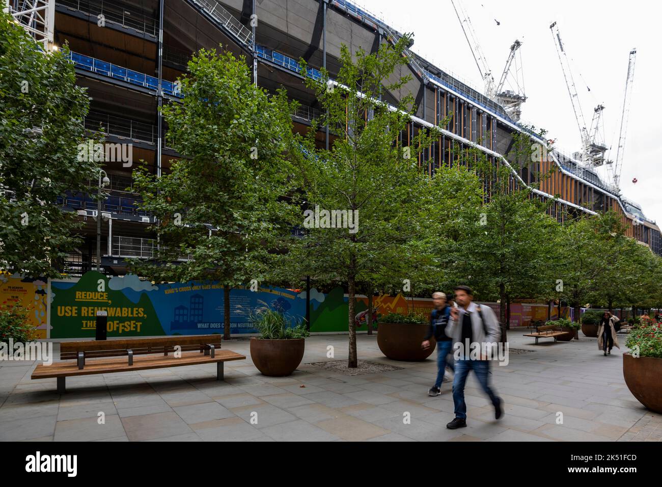 Londra, Regno Unito. 5 ottobre 2022. Il nuovo edificio della sede centrale di Google nel Regno Unito a King’s Cross in costruzione sarà aperto nel 2024 per ospitare 4.000 persone. Gli ultimi conti di Google UK mostrano che il personale ha guadagnato in media più di £385.000 dollari ciascuno nei 18 mesi fino alla fine di dicembre 2021, con un fatturato di 3,4bn milioni di sterline e 1,1bn milioni di dollari di profitti al lordo delle imposte nei 18 mesi fino alla fine di dicembre 2021. La società, che ha riportato un anno e mezzo di risultati finanziari dopo aver spostato il periodo contabile dalla fine di giugno al dicembre dello scorso anno, ha pagato 200m sterline in tasse sulle società britanniche. Credit: Stefano Chung / Alamy Live nuovo Foto Stock