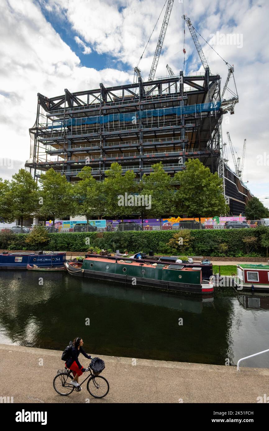 Londra, Regno Unito. 5 ottobre 2022. Il nuovo edificio della sede centrale di Google nel Regno Unito a King’s Cross in costruzione sarà aperto nel 2024 per ospitare 4.000 persone. Gli ultimi conti di Google UK mostrano che il personale ha guadagnato in media più di £385.000 dollari ciascuno nei 18 mesi fino alla fine di dicembre 2021, con un fatturato di 3,4bn milioni di sterline e 1,1bn milioni di dollari di profitti al lordo delle imposte nei 18 mesi fino alla fine di dicembre 2021. La società, che ha riportato un anno e mezzo di risultati finanziari dopo aver spostato il periodo contabile dalla fine di giugno al dicembre dello scorso anno, ha pagato 200m sterline in tasse sulle società britanniche. Credit: Stefano Chung / Alamy Live nuovo Foto Stock