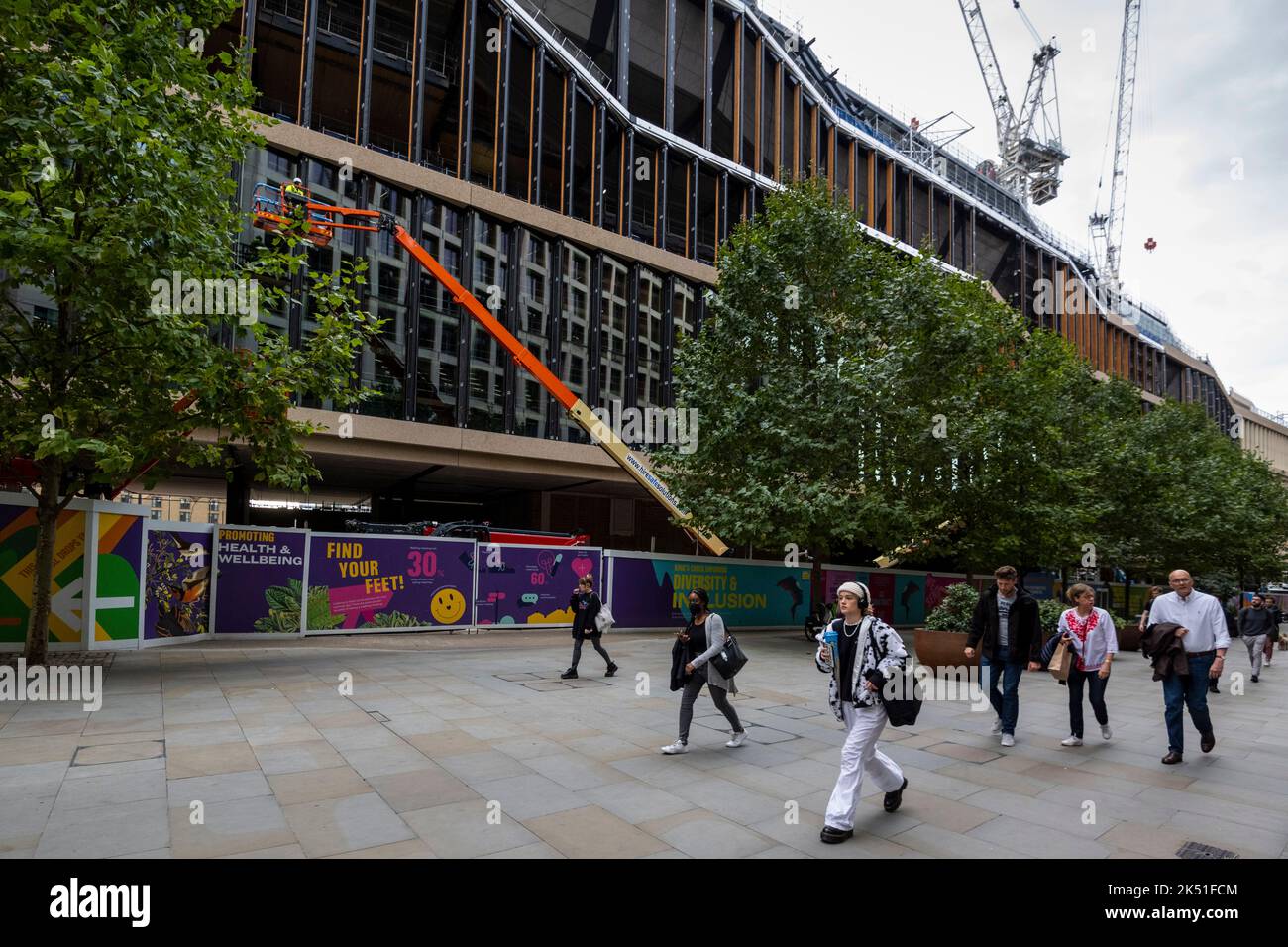 Londra, Regno Unito. 5 ottobre 2022. Il nuovo edificio della sede centrale di Google nel Regno Unito a King’s Cross in costruzione sarà aperto nel 2024 per ospitare 4.000 persone. Gli ultimi conti di Google UK mostrano che il personale ha guadagnato in media più di £385.000 dollari ciascuno nei 18 mesi fino alla fine di dicembre 2021, con un fatturato di 3,4bn milioni di sterline e 1,1bn milioni di dollari di profitti al lordo delle imposte nei 18 mesi fino alla fine di dicembre 2021. La società, che ha riportato un anno e mezzo di risultati finanziari dopo aver spostato il periodo contabile dalla fine di giugno al dicembre dello scorso anno, ha pagato 200m sterline in tasse sulle società britanniche. Credit: Stefano Chung / Alamy Live nuovo Foto Stock