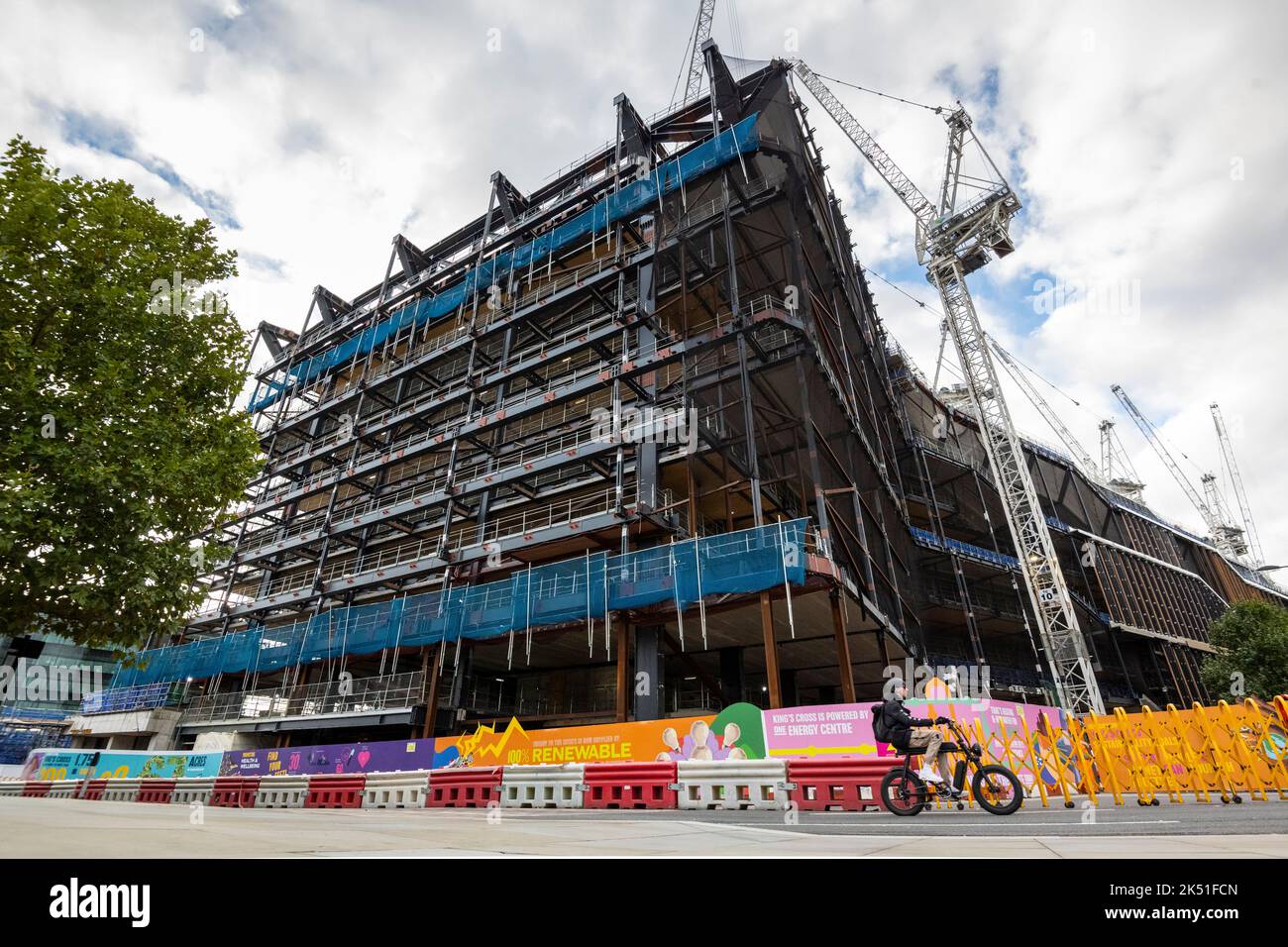 Londra, Regno Unito. 5 ottobre 2022. Il nuovo edificio della sede centrale di Google nel Regno Unito a King’s Cross in costruzione sarà aperto nel 2024 per ospitare 4.000 persone. Gli ultimi conti di Google UK mostrano che il personale ha guadagnato in media più di £385.000 dollari ciascuno nei 18 mesi fino alla fine di dicembre 2021, con un fatturato di 3,4bn milioni di sterline e 1,1bn milioni di dollari di profitti al lordo delle imposte nei 18 mesi fino alla fine di dicembre 2021. La società, che ha riportato un anno e mezzo di risultati finanziari dopo aver spostato il periodo contabile dalla fine di giugno al dicembre dello scorso anno, ha pagato 200m sterline in tasse sulle società britanniche. Credit: Stefano Chung / Alamy Live nuovo Foto Stock