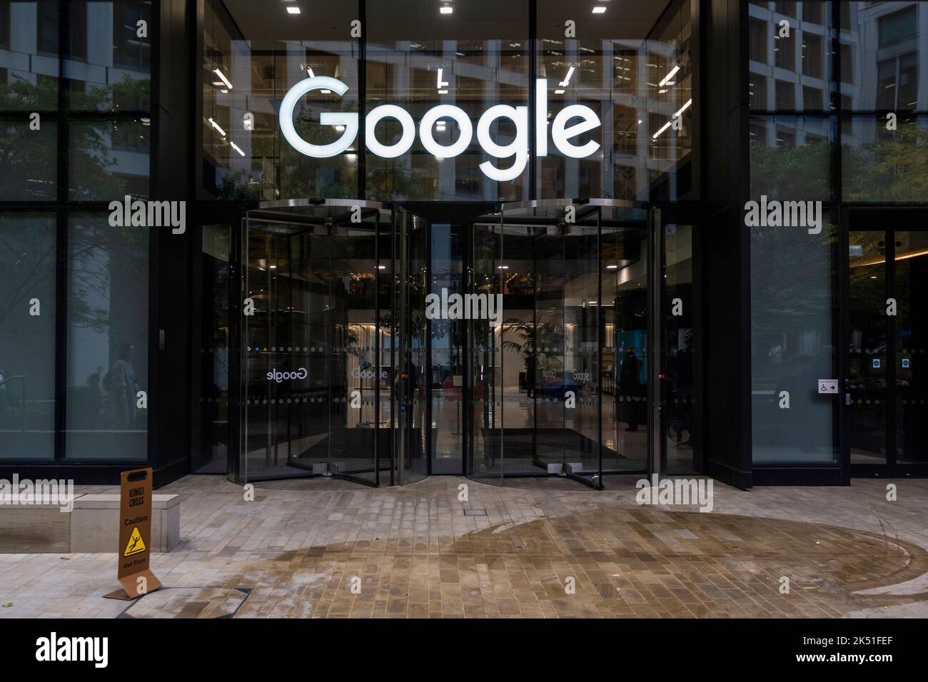 Londra, Regno Unito. 5 ottobre 2022. L'esterno dell'attuale edificio della sede centrale britannica di Google a King's Cross. Gli ultimi conti di Google UK mostrano che il personale ha guadagnato in media più di £385.000 dollari ciascuno nei 18 mesi fino alla fine di dicembre 2021, con un fatturato di 3,4bn milioni di sterline e 1,1bn milioni di dollari di profitti al lordo delle imposte nei 18 mesi fino alla fine di dicembre 2021. La società, che ha riportato un anno e mezzo di risultati finanziari dopo aver spostato il periodo contabile dalla fine di giugno al dicembre dello scorso anno, ha pagato 200m sterline in tasse sulle società britanniche. Credit: Stephen Chung / Alamy Live News Foto Stock