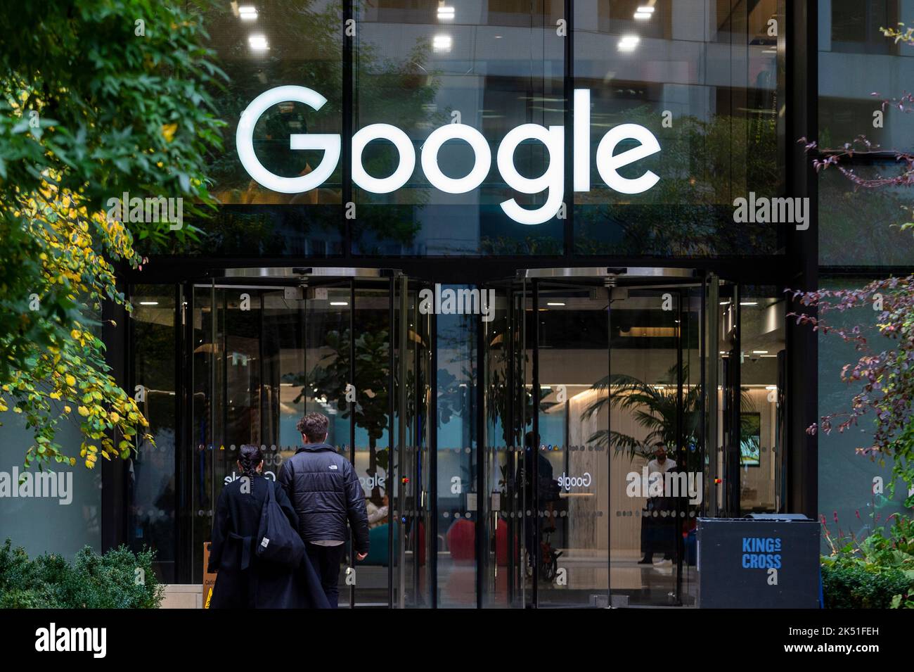 Londra, Regno Unito. 5 ottobre 2022. L'esterno dell'attuale edificio della sede centrale britannica di Google a King's Cross. Gli ultimi conti di Google UK mostrano che il personale ha guadagnato in media più di £385.000 dollari ciascuno nei 18 mesi fino alla fine di dicembre 2021, con un fatturato di 3,4bn milioni di sterline e 1,1bn milioni di dollari di profitti al lordo delle imposte nei 18 mesi fino alla fine di dicembre 2021. La società, che ha riportato un anno e mezzo di risultati finanziari dopo aver spostato il periodo contabile dalla fine di giugno al dicembre dello scorso anno, ha pagato 200m sterline in tasse sulle società britanniche. Credit: Stephen Chung / Alamy Live News Foto Stock