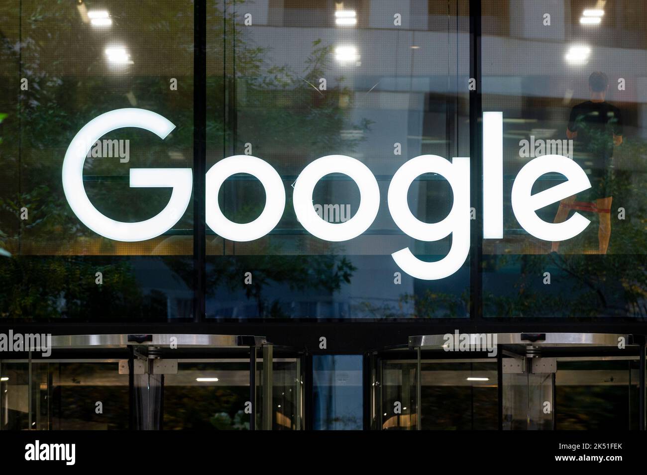 Londra, Regno Unito. 5 ottobre 2022. L'esterno dell'attuale edificio della sede centrale britannica di Google a King's Cross. Gli ultimi conti di Google UK mostrano che il personale ha guadagnato in media più di £385.000 dollari ciascuno nei 18 mesi fino alla fine di dicembre 2021, con un fatturato di 3,4bn milioni di sterline e 1,1bn milioni di dollari di profitti al lordo delle imposte nei 18 mesi fino alla fine di dicembre 2021. La società, che ha riportato un anno e mezzo di risultati finanziari dopo aver spostato il periodo contabile dalla fine di giugno al dicembre dello scorso anno, ha pagato 200m sterline in tasse sulle società britanniche. Credit: Stephen Chung / Alamy Live News Foto Stock