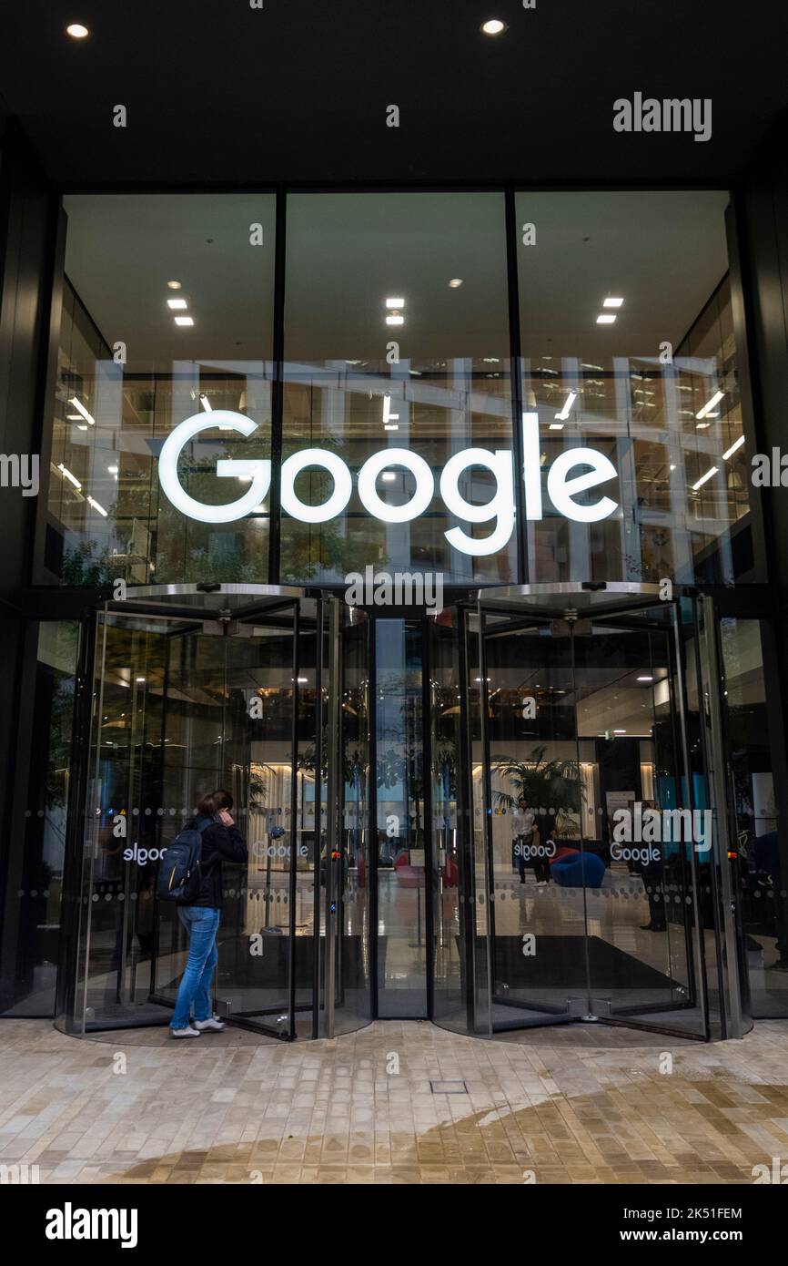 Londra, Regno Unito. 5 ottobre 2022. L'esterno dell'attuale edificio della sede centrale britannica di Google a King's Cross. Gli ultimi conti di Google UK mostrano che il personale ha guadagnato in media più di £385.000 dollari ciascuno nei 18 mesi fino alla fine di dicembre 2021, con un fatturato di 3,4bn milioni di sterline e 1,1bn milioni di dollari di profitti al lordo delle imposte nei 18 mesi fino alla fine di dicembre 2021. La società, che ha riportato un anno e mezzo di risultati finanziari dopo aver spostato il periodo contabile dalla fine di giugno al dicembre dello scorso anno, ha pagato 200m sterline in tasse sulle società britanniche. Credit: Stephen Chung / Alamy Live News Foto Stock