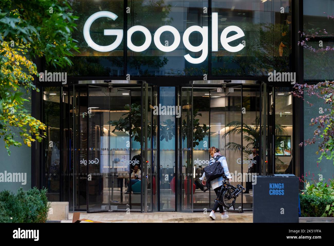Londra, Regno Unito. 5 ottobre 2022. L'esterno dell'attuale edificio della sede centrale britannica di Google a King's Cross. Gli ultimi conti di Google UK mostrano che il personale ha guadagnato in media più di £385.000 dollari ciascuno nei 18 mesi fino alla fine di dicembre 2021, con un fatturato di 3,4bn milioni di sterline e 1,1bn milioni di dollari di profitti al lordo delle imposte nei 18 mesi fino alla fine di dicembre 2021. La società, che ha riportato un anno e mezzo di risultati finanziari dopo aver spostato il periodo contabile dalla fine di giugno al dicembre dello scorso anno, ha pagato 200m sterline in tasse sulle società britanniche. Credit: Stephen Chung / Alamy Live News Foto Stock
