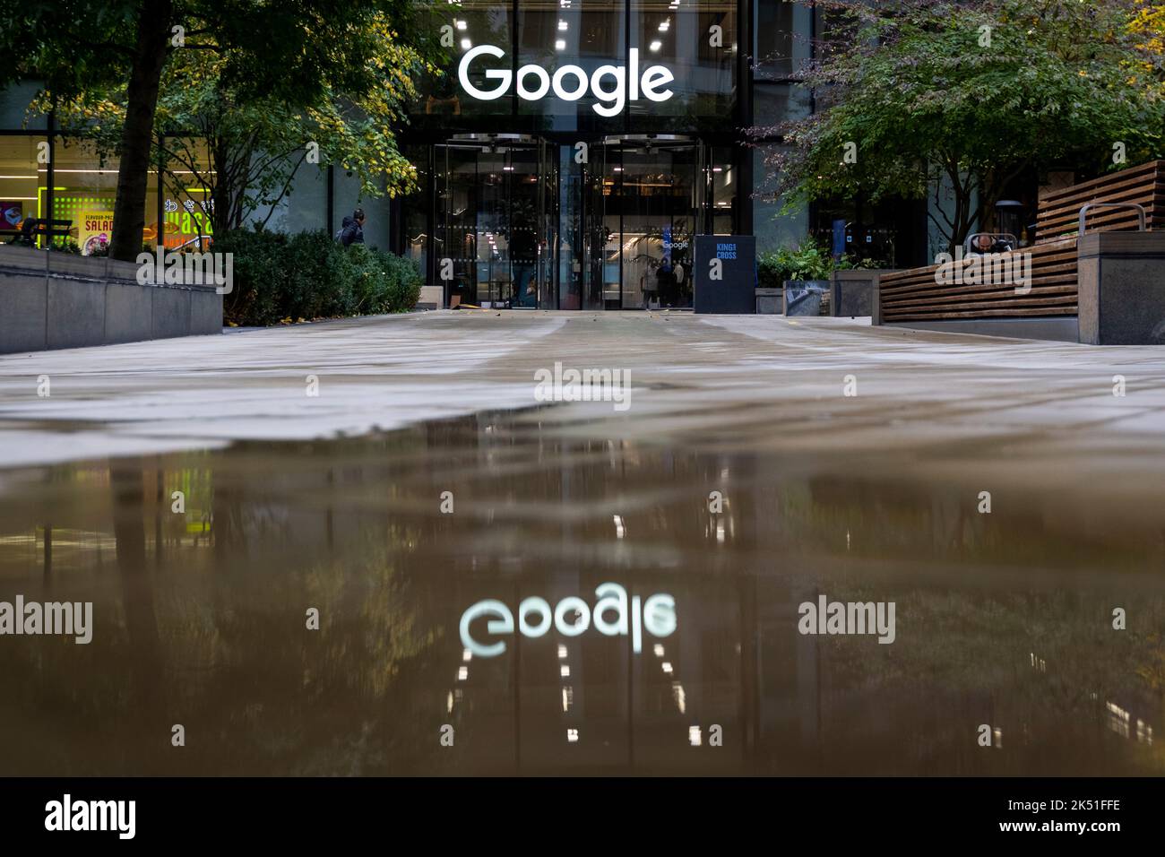 Londra, Regno Unito. 5 ottobre 2022. L'esterno dell'attuale edificio della sede centrale britannica di Google a King's Cross. Gli ultimi conti di Google UK mostrano che il personale ha guadagnato in media più di £385.000 dollari ciascuno nei 18 mesi fino alla fine di dicembre 2021, con un fatturato di 3,4bn milioni di sterline e 1,1bn milioni di dollari di profitti al lordo delle imposte nei 18 mesi fino alla fine di dicembre 2021. La società, che ha riportato un anno e mezzo di risultati finanziari dopo aver spostato il periodo contabile dalla fine di giugno al dicembre dello scorso anno, ha pagato 200m sterline in tasse sulle società britanniche. Credit: Stephen Chung / Alamy Live News Foto Stock