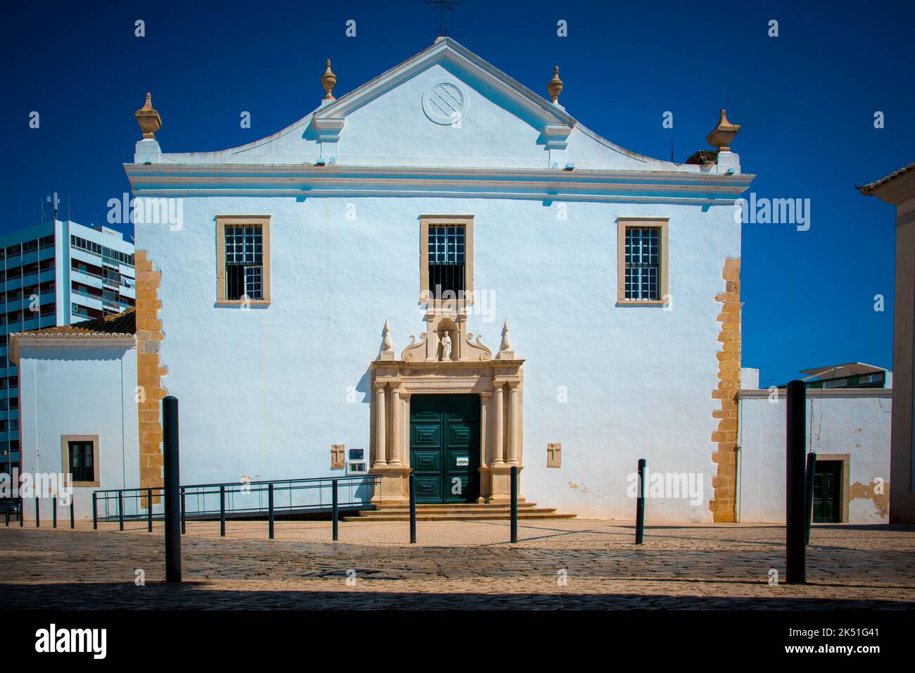 Faro, Portogallo, 2022 settembre: Vista su Igreja do Sao Pedro a Faro, Portogallo Foto Stock