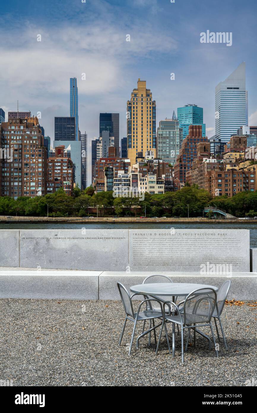 Franklin D. Roosevelt Four Freedoms state Park e Midtown Manhattan skyline, New York, USA Foto Stock