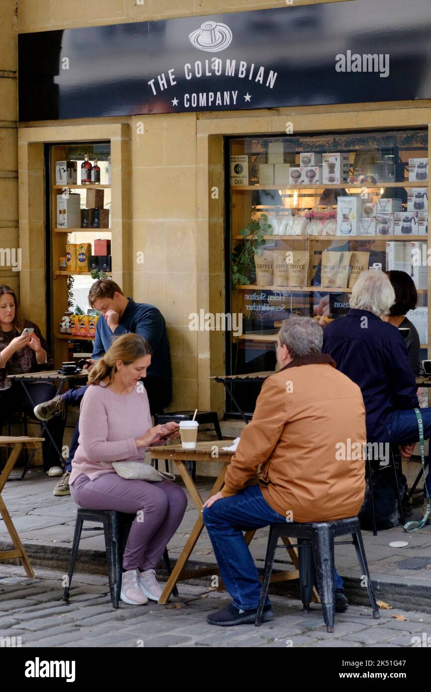 I negozi di Bath si affacciano sulla strada principale. La Compagnia colombiana, caffetteria. Foto Stock