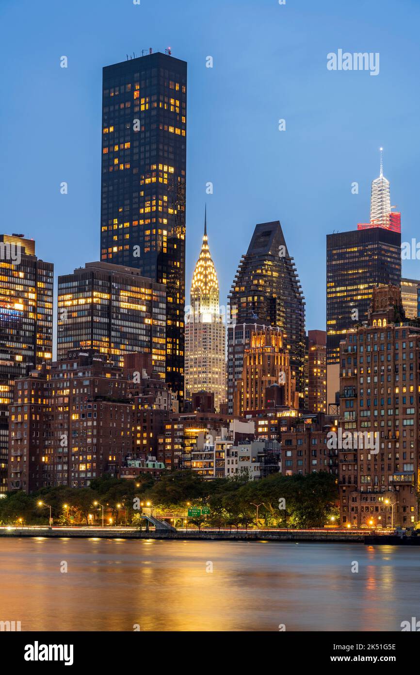 East River e Midtown Manhattan skyline al crepuscolo, New York, USA Foto Stock