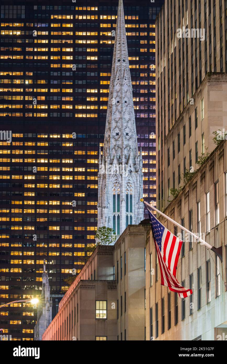 Vista notturna della Cattedrale di San Patrizio, Manhattan, New York, USA Foto Stock