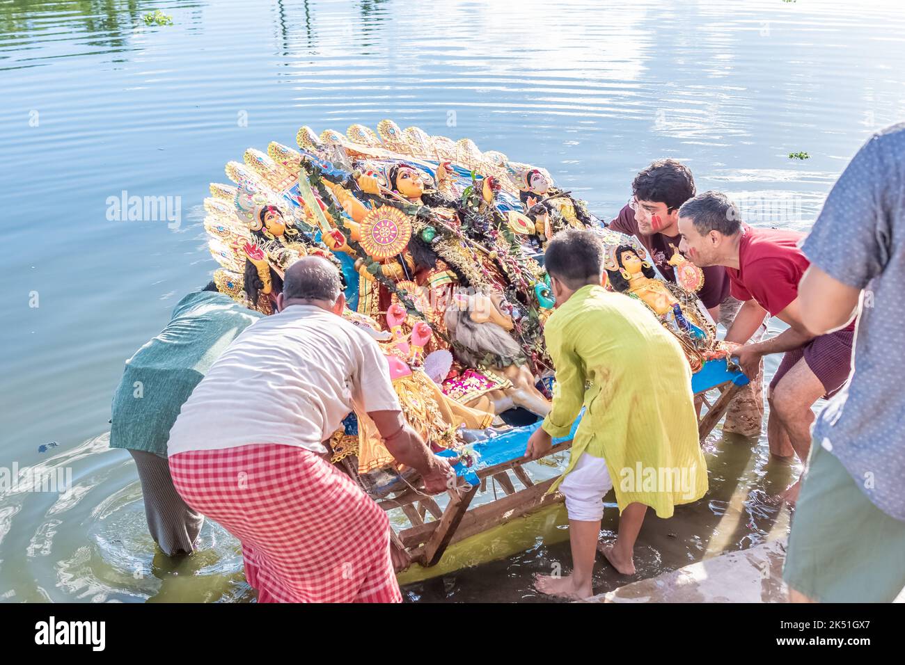 I devoti immergono Durga Idol sul fiume Ganges durante l'ultimo giorno del festival di Durga Puja . Foto Stock