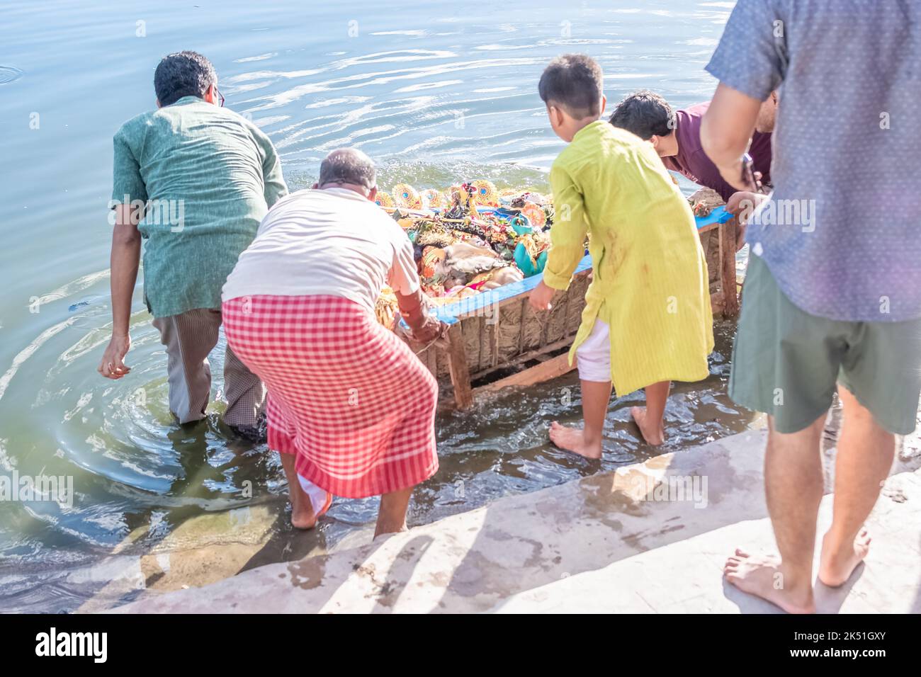 I devoti immergono Durga Idol sul fiume Ganges durante l'ultimo giorno del festival di Durga Puja . Foto Stock