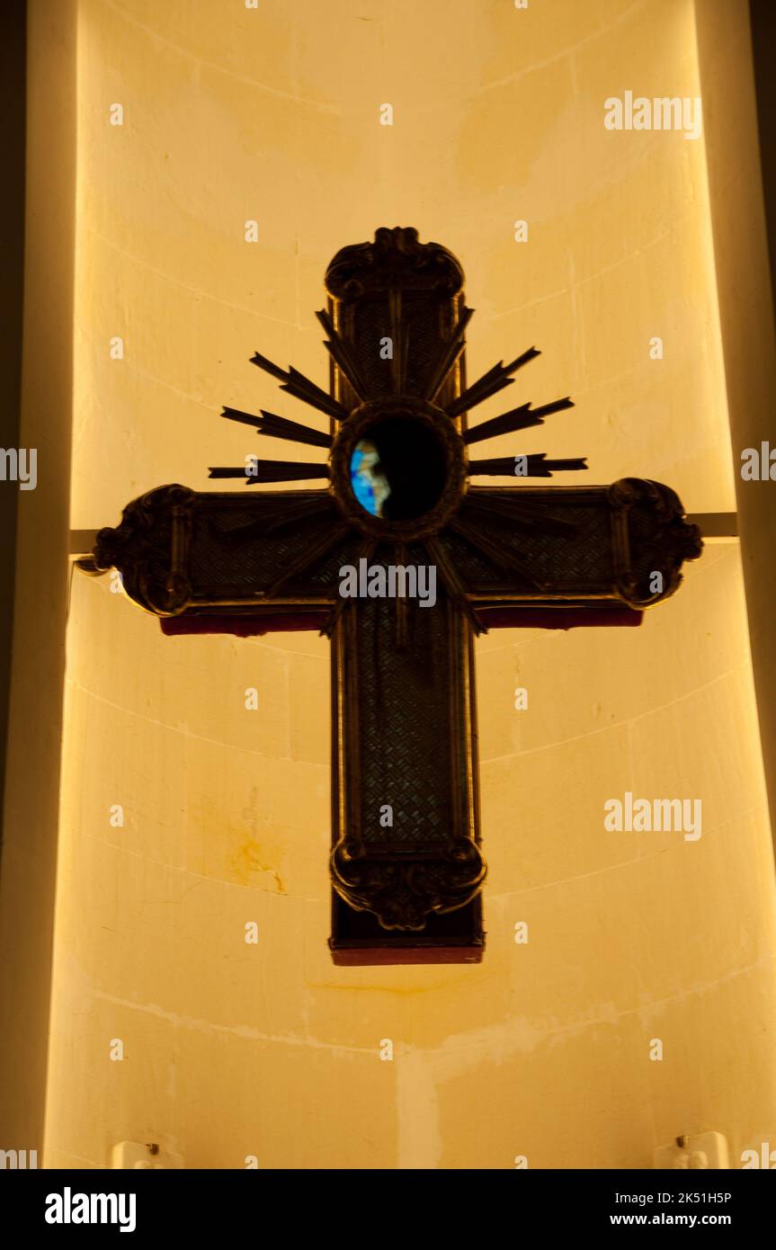 Croce, Chiesa del Santo Crocifisso, Rosolini, Provincia di Siracusa, Sicilia, Italia. Questa bella chiesa, severamente bombardato durante il WW2 e r Foto Stock