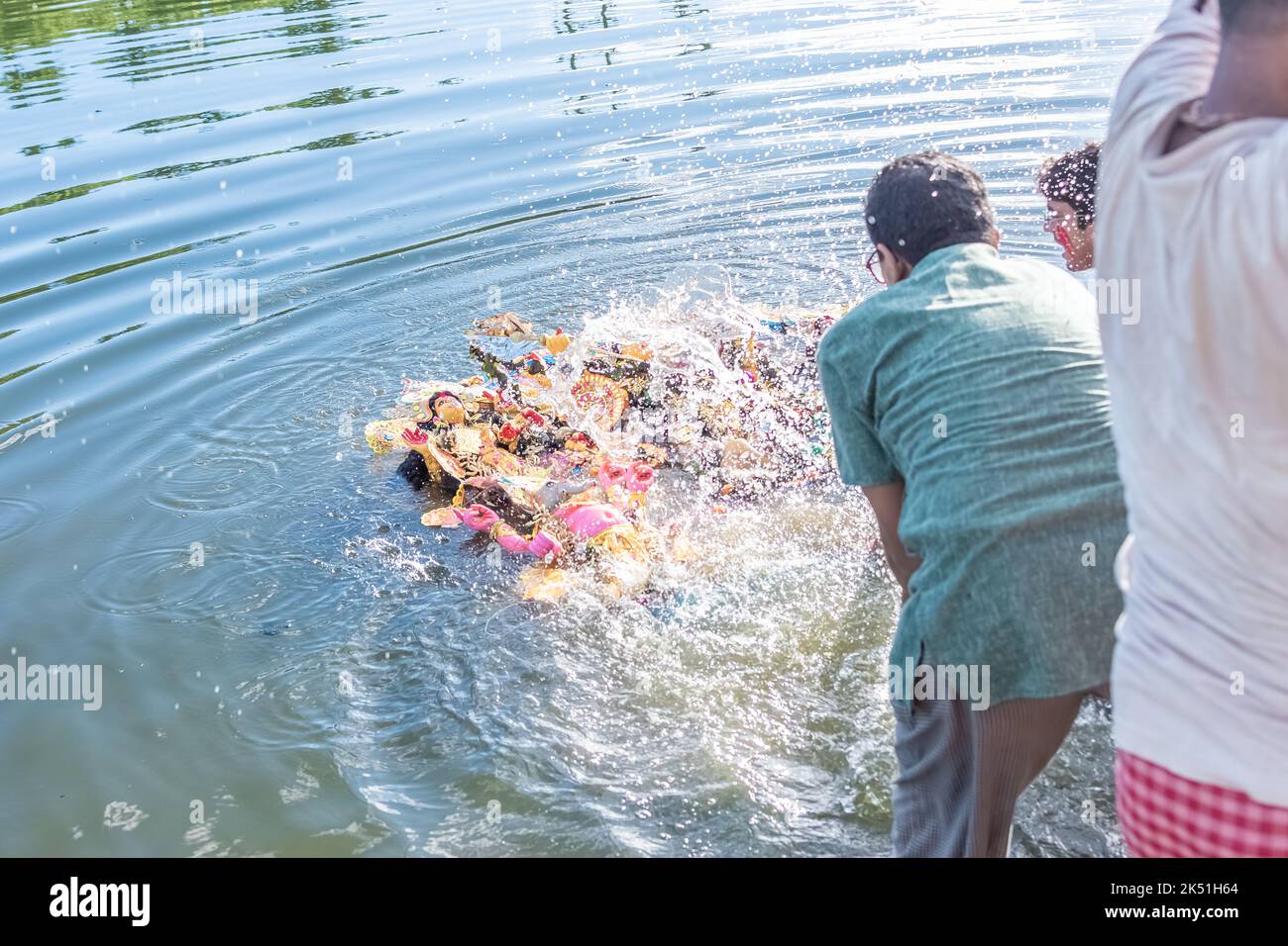 I devoti immergono Durga Idol sul fiume Ganges durante l'ultimo giorno del festival di Durga Puja . Foto Stock