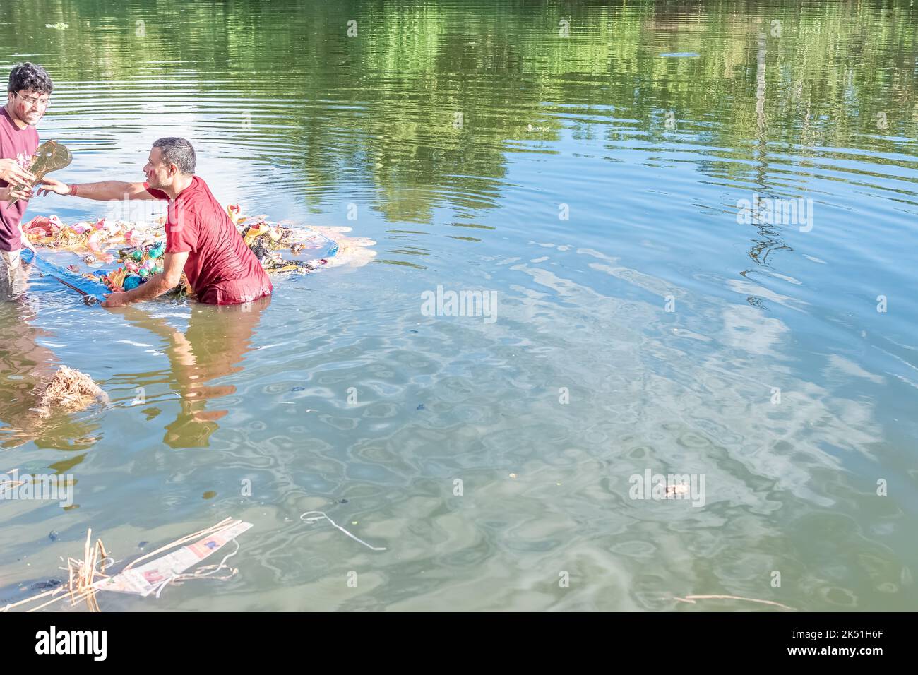 I devoti immergono Durga Idol sul fiume Ganges durante l'ultimo giorno del festival di Durga Puja . Foto Stock