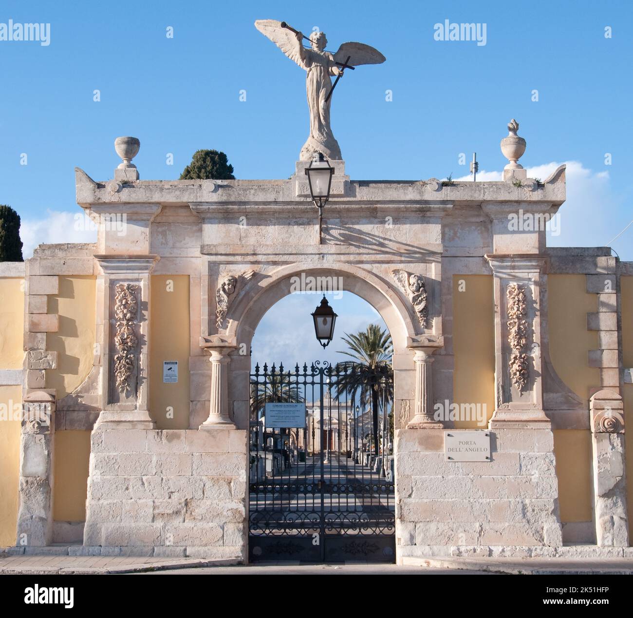 Ingresso, Cimitero, Rosolini, Provincia di Siracusa, Sicilia, Italia. angelo tromba dell'ultimo giudizio. Grande cimitero per la città di Foto Stock