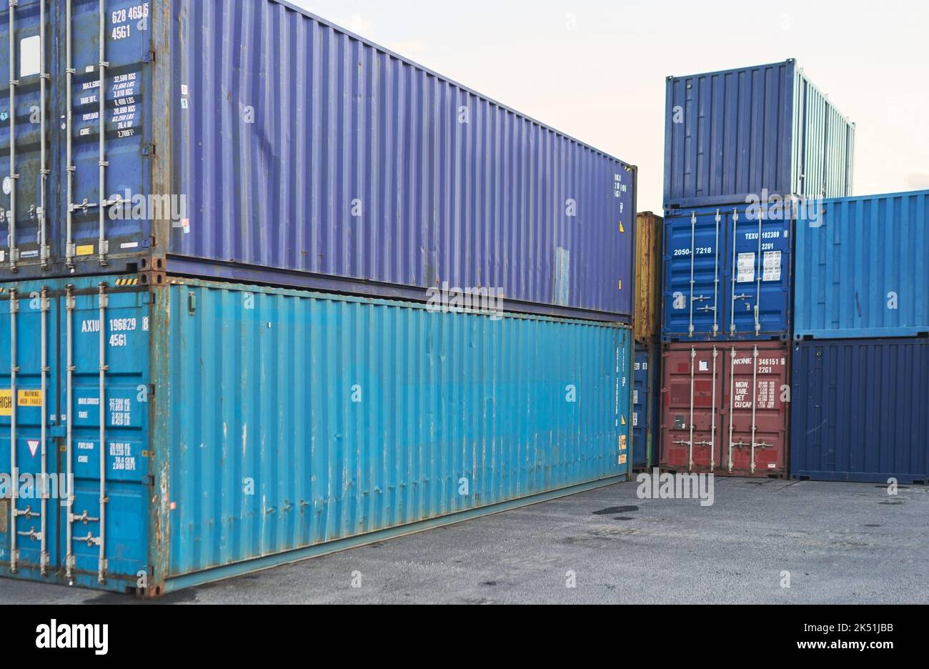 Container, logistica e porto di stoccaggio in cantiere per la catena di fornitura globale in mare. Spedizione, trasporto merci e distribuzione di merci, per l'importazione Foto Stock