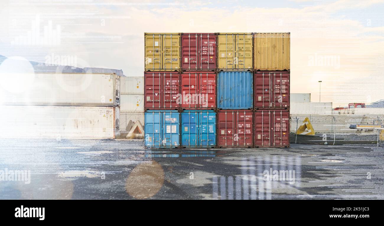 Consegna, logistica e container con carico industriale, stock e prodotti all'aperto pronti per la spedizione globale. Distribuzione e pacchetti industriali in Foto Stock