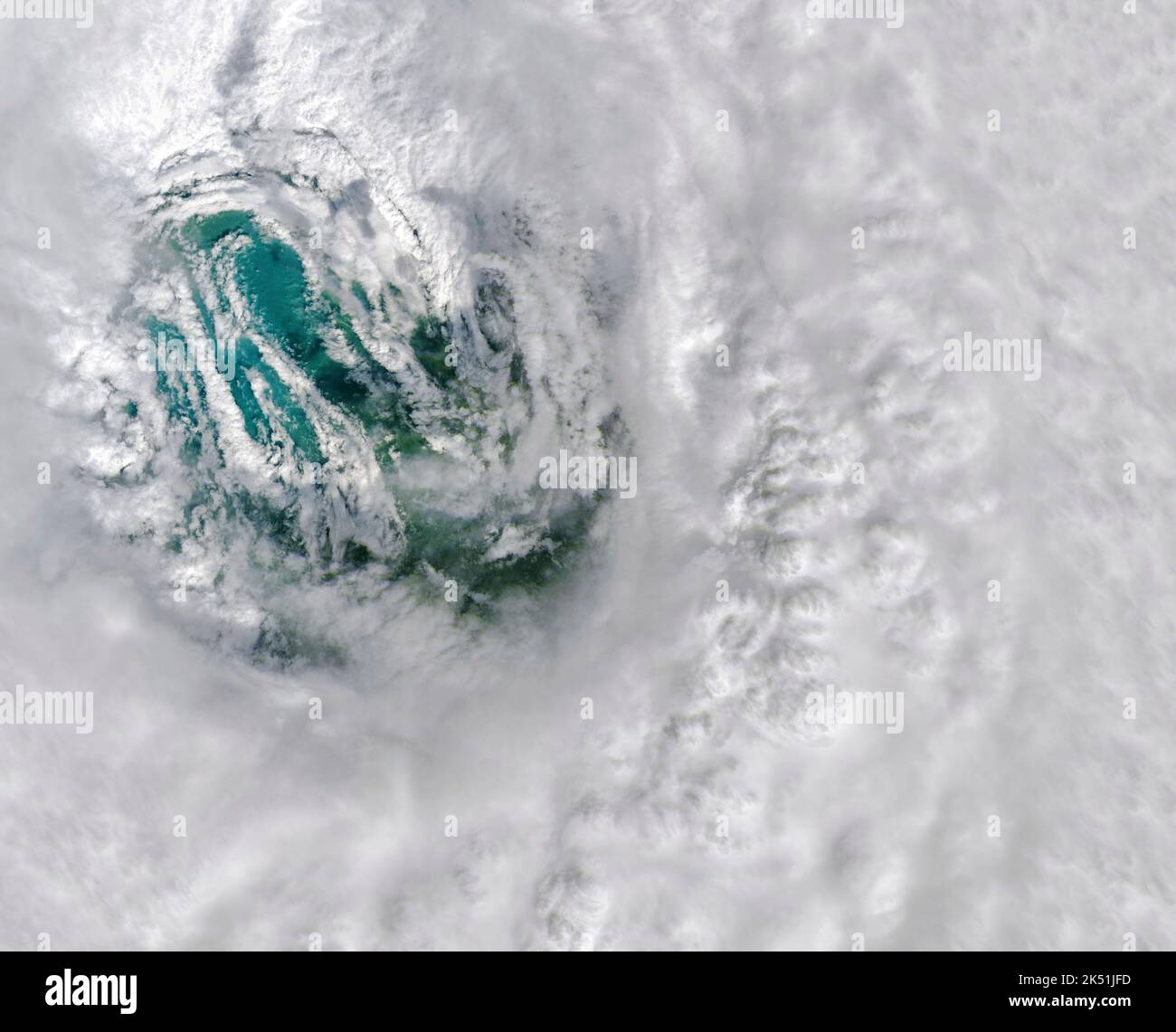 L'Operational Land Imager a bordo del satellite Landsat 8 catturò questa immagine a colori naturali dell'uragano Ians Eye il 28 settembre 2022 alle 11:57:00 EDT (15:57:00 UTC), tre ore prima che la tempesta si schiantò nella costa di Caya Costa, Florida. Quando la palpebra di Ians ha fatto la caduta, i suoi venti sostenuti massimi erano 150 miglia (240 chilometri) all'ora, secondo il Centro Nazionale per l'uragano. Questo è l'equivalente di una tempesta di categoria 4 sulla scala del vento Saffir-Simpson e abbastanza veloce da strappare i tetti fuori casa e schiocco di linee elettriche. L'occhio di un uragano è una zona circolare di tempo giusto al th Foto Stock