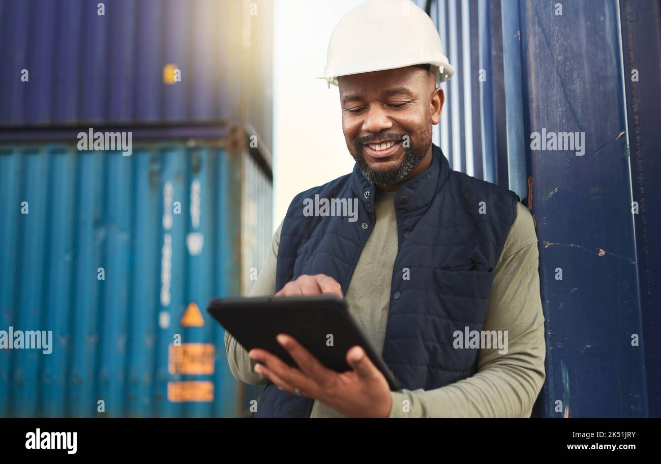 Lavoratore navale afroamericano, logistica di trasporto e trasporto di merci commerciali internazionali. Tablet per la gestione dell'inventario, l'importazione e. Foto Stock