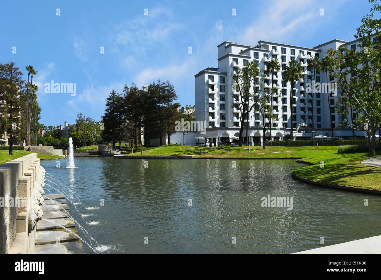 COSTA MESA, CALIFORNIA - 02 OTT 2022: Lago presso il Costa Mesa Marriott Hotel nella zona metropolitana della costa meridionale della contea di Orange. Foto Stock