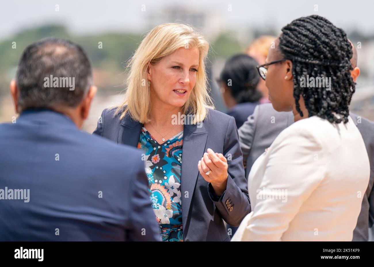 La contessa di Wessex parla con il Ministro per la promozione di genere e famiglia Jeannette Bayisenge durante una visita al Ministero per la promozione di genere e famiglia a Kigali, in Ruanda. Data immagine: Mercoledì 5 ottobre 2022. Foto Stock