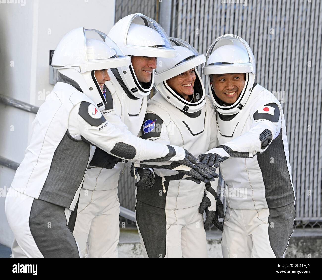Gli SpaceX NASA Crew-5 membri Anna Kikina, Josh Cassada, Nicole Mann e Koichi Wakata ( l/r) danno un rallegramento alla famiglia e ai media mentre escono dal Neil Armstrong o&C Building al Kennedy Space Center, Florida, mercoledì 5 ottobre 2022. Foto di Joe Marino/UPI Credit: UPI/Alamy Live News Foto Stock