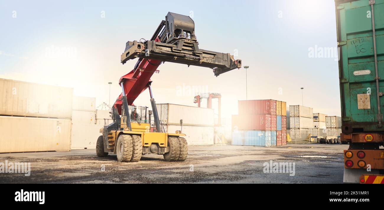 Carico di containers, logistici e di carico in magazzino nel cantiere per la catena di fornitura, la distribuzione e il magazzino. Spedizione e trasporto di Foto Stock
