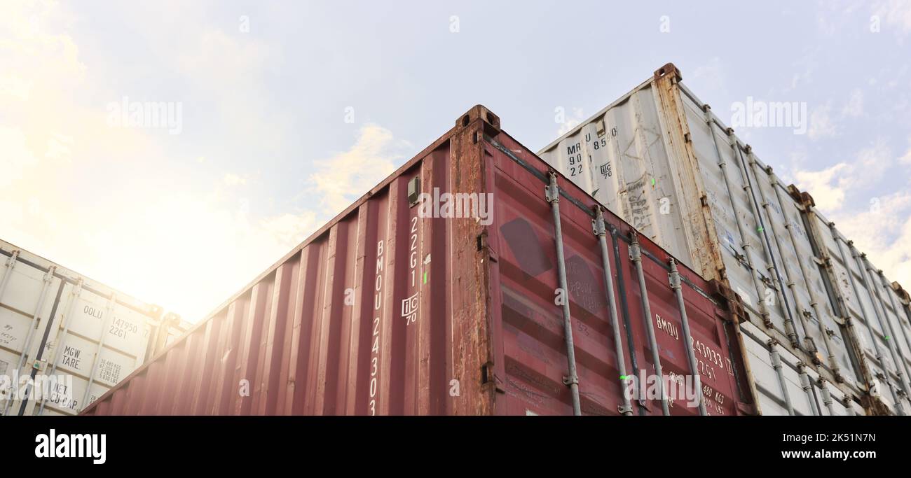 Container merci, logistica e spedizione di merci di importazione ed esportazione al deposito nel cantiere navale per la catena di fornitura globale. Distribuzione, supply chain e. Foto Stock