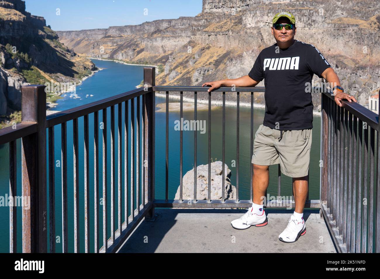 Un uomo latino ammira le cascate Shoshone a Twin Falls, Idaho Foto Stock