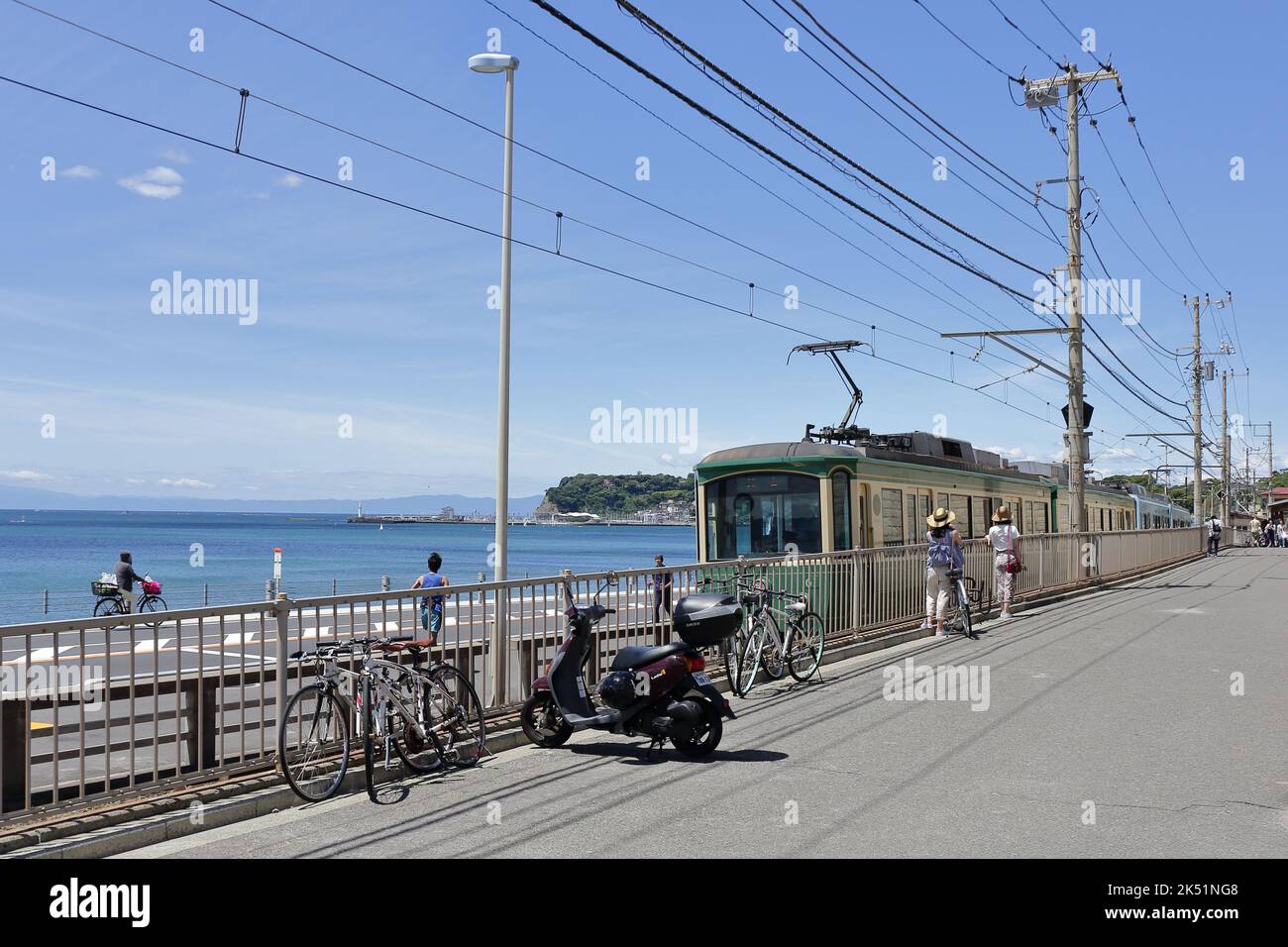 Il treno della Ferrovia elettrica di Enoshima passa attraverso il passaggio di livello dove è una famosa attrazione per i fan di Slam Dunk vicino alla Stazione di Kamakurakokomae Foto Stock