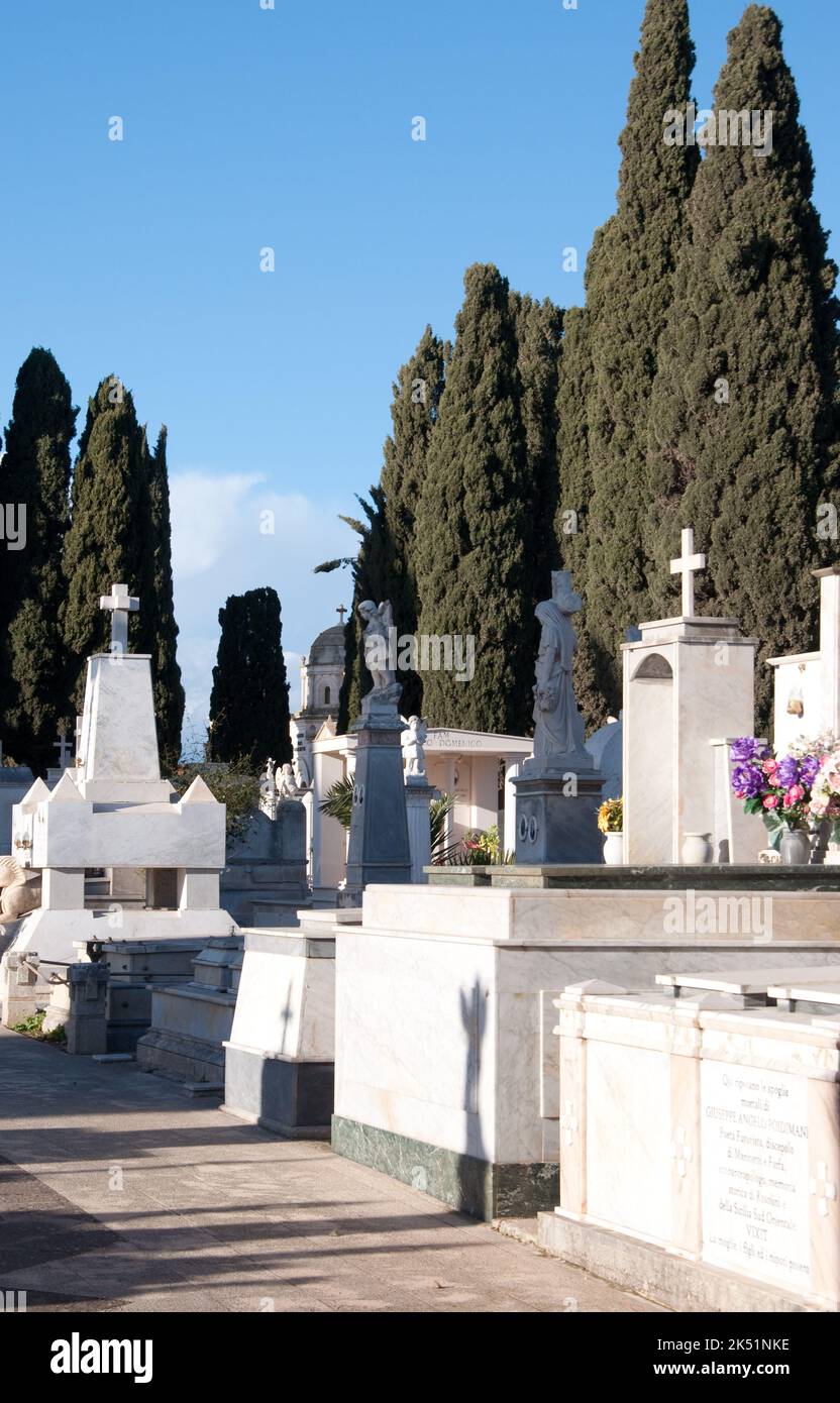 Lapidi e tombe, Cimitero, Rosolini, Provincia di Siracusa (Siracusa), Sicilia, Italia. Foto Stock
