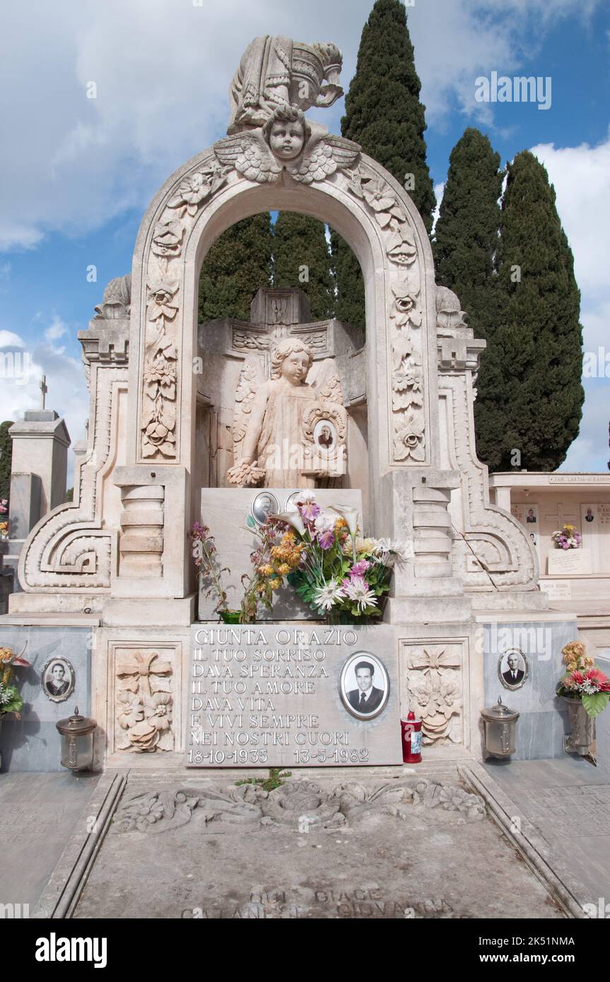 Lapidi, Cimitero, Rosolini, Provincia di Siracusa, Sicilia, Italia. Grande cimitero per la città di Rosilini. Foto Stock