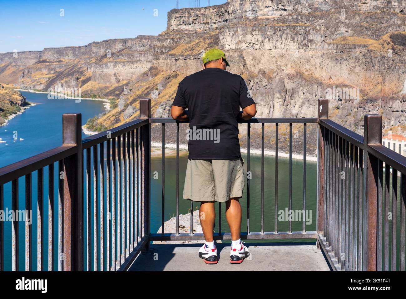 Un uomo latino ammira le cascate Shoshone a Twin Falls, Idaho Foto Stock