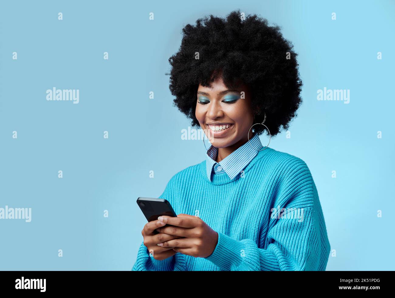 Beffa, sorridi e donna nera con il telefono che digita un messaggio di comunicazione online a un contatto utilizzando l'app dei social media. Retro, vintage e ragazza felice con Foto Stock